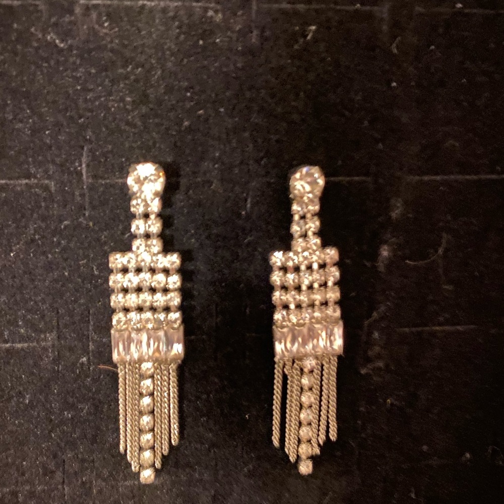 Gorgeous costume jewelry earrings 😍
